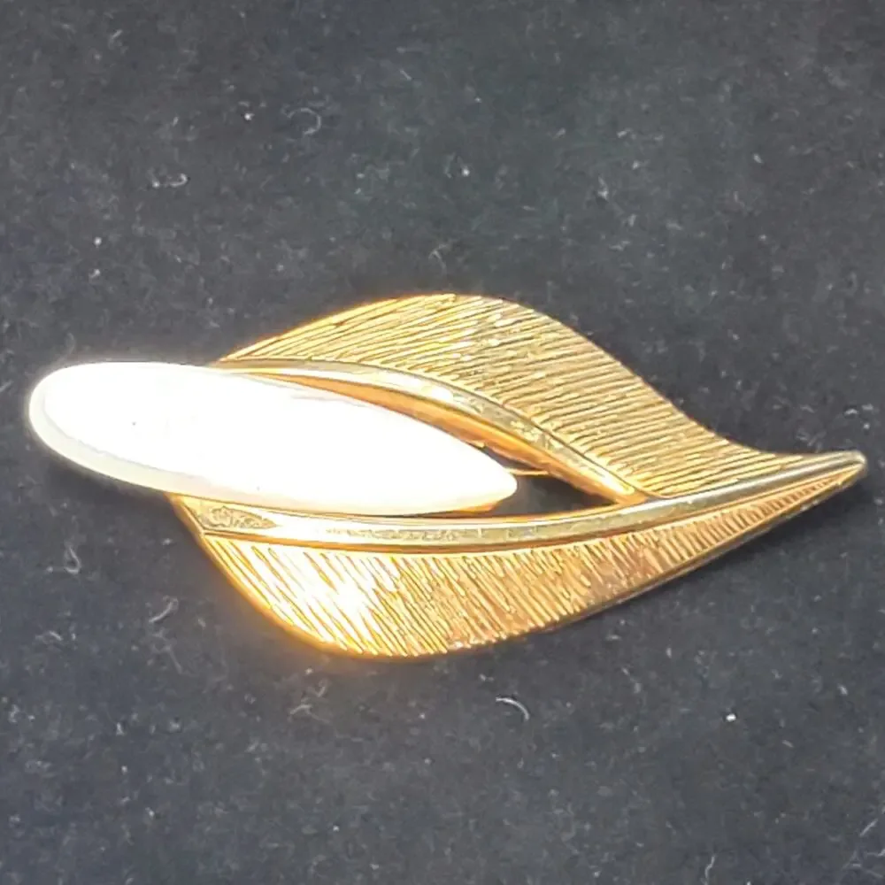 Leaf Tear Drop Mother of Pearl Brooch Unsigned 2.5